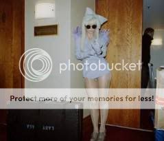 http://i352.photobucket.com/albums/r358/gaby0099/asized_cc_lady_gaga_carryon__oPt111.jpg